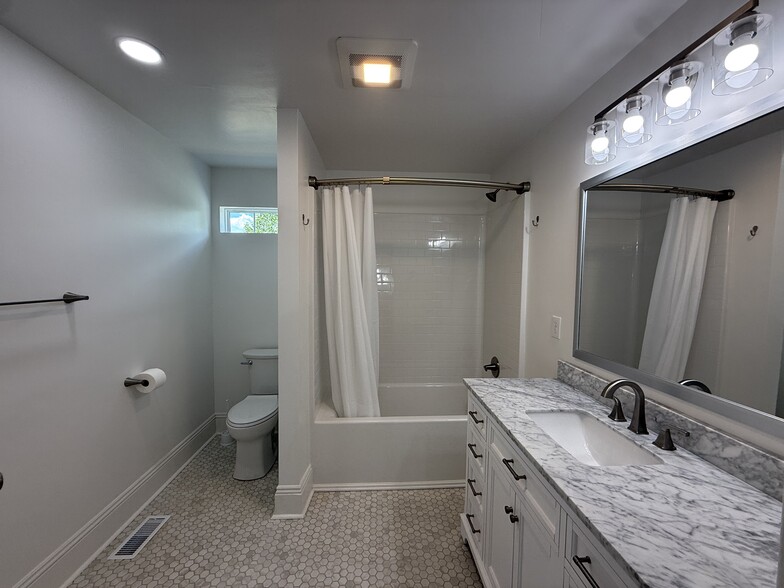 Building Photo - 712 Dixie Ave NW