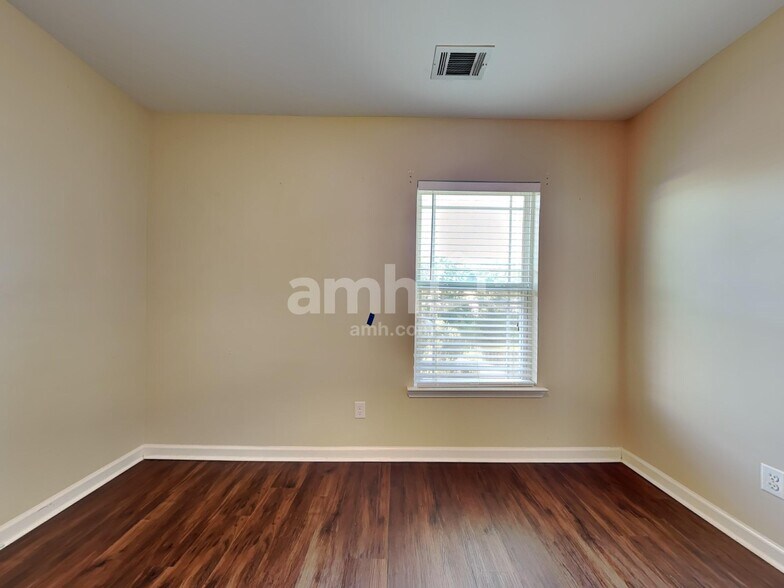 Building Photo - 170 Lake Pointe Dr