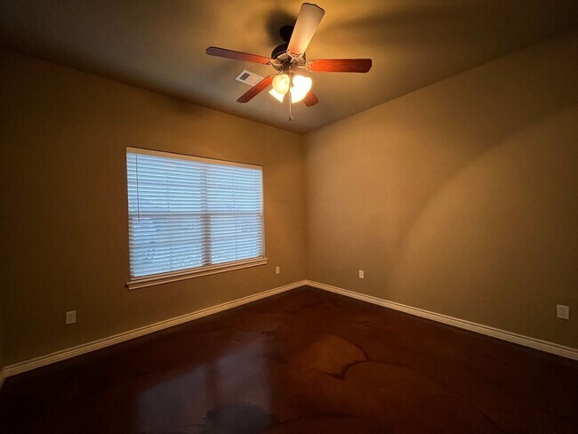 Building Photo - AVAILABLE NOW:  3 bedroom house