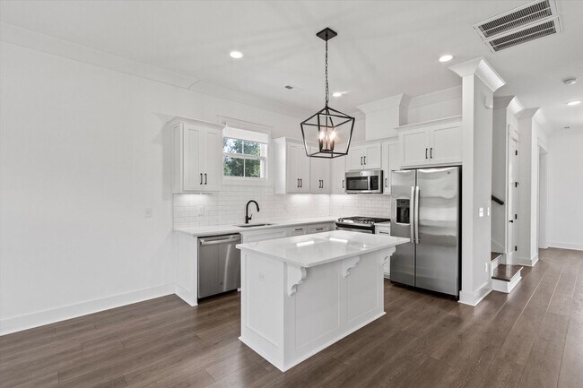 Building Photo - Charming and Spacious 4-Bedroom Home with ...