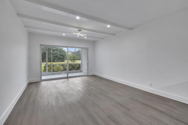 Building Photo - 3100 N Palm Aire Dr