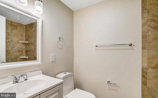 Building Photo - 3245 Rio Dr