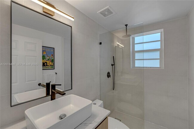 Building Photo - 4812 Pine Tree Dr