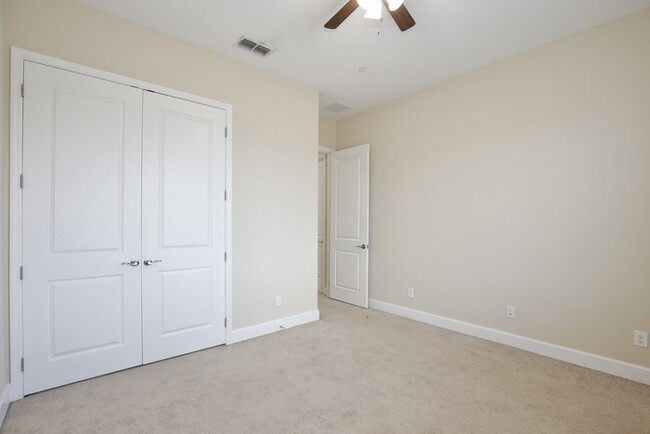 Building Photo - Beautiful 3/2.5 Spacious Townhome with a L...