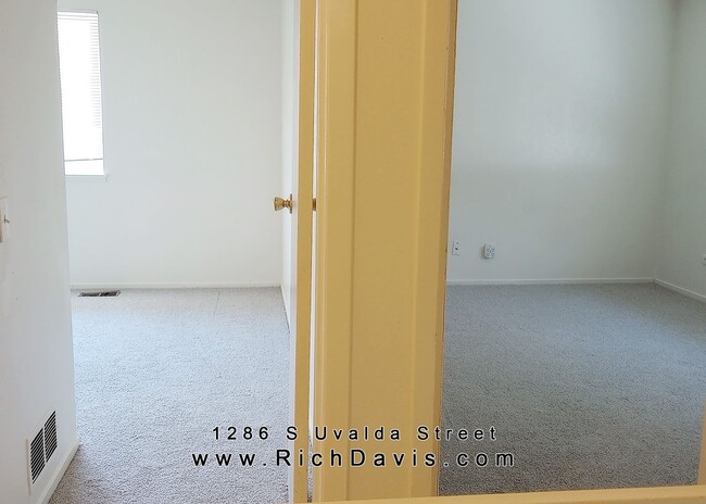 Building Photo - 2 bed, 1 Bath, 900 sqft with washer/dryer hookups and 1 car garage