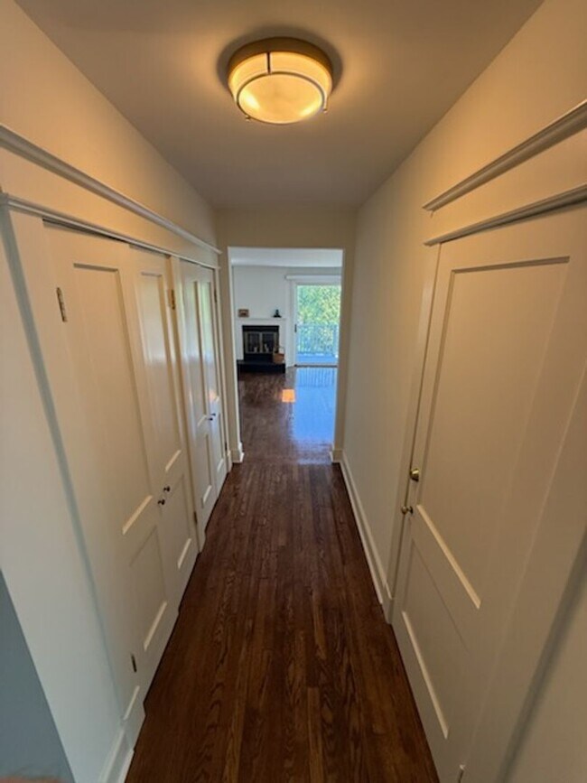 Building Photo - *DREAM LOCATION* 6BR Completely Renovated Duplex