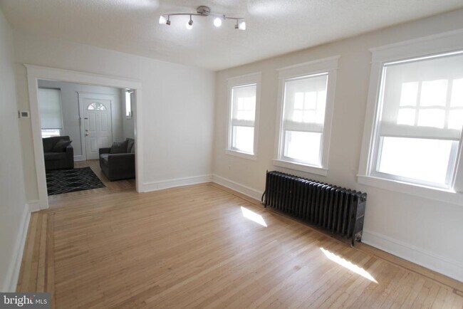 Building Photo - 804 W 21st St