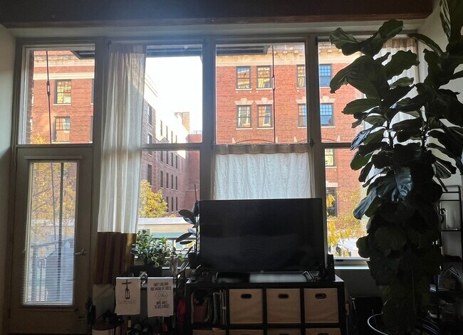 Building Photo - 1500 W Monroe St