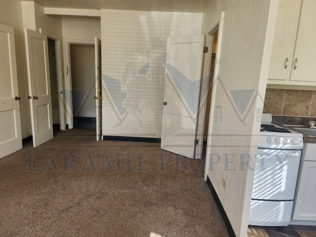 Building Photo - Studio Apartment close to University of Wyoming