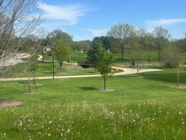 Building Photo - Great location- walking path and park right outside the door!2-bedroom, 1-bath condo in Coralville