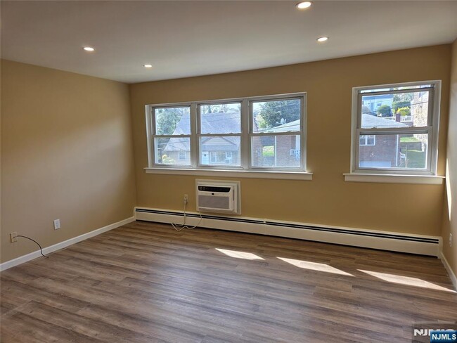 Building Photo - 1628 Valley 2A Vly