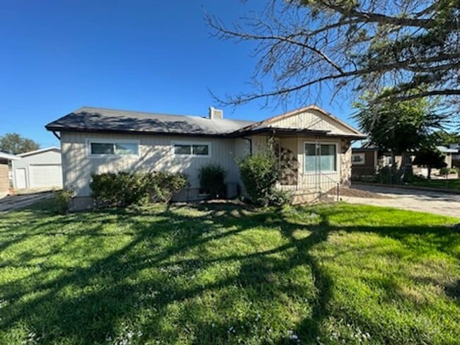 Building Photo - Beautiful 6 bedroom 2 bathroom home is a m...