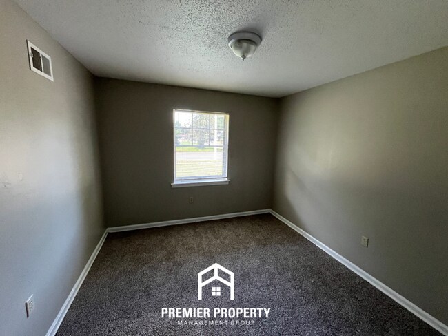 Building Photo - Charming 3BR/1BA Near Parkway Village | 1,305 Sq Ft, Open Kitchen & Large Fenced Yard