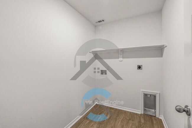 Building Photo - 20 E Sunbelt Ct