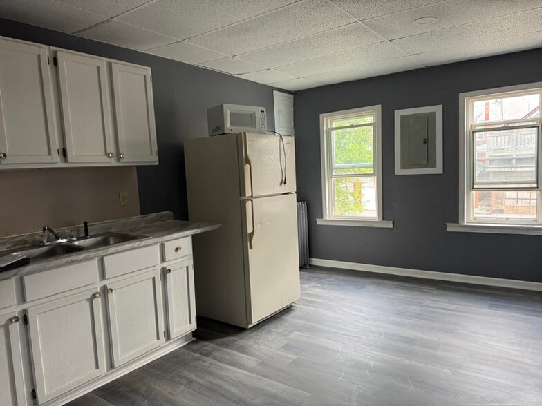 Building Photo - 327 E 6th Ave