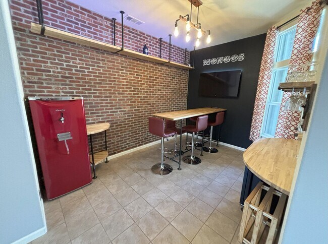 Building Photo - Sprawling Home Near UNR - One Level Living with 4 Beds - 3 Baths - 3 Car Garage