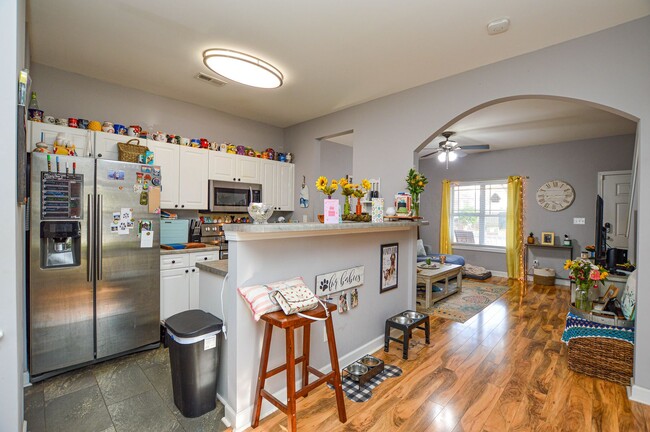 Building Photo - Charming Townhome in Great Huntersville Lo...