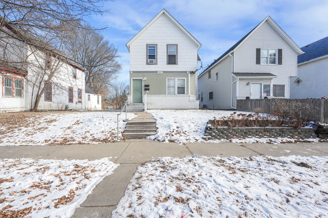 Building Photo - 2627 Quincy St NE