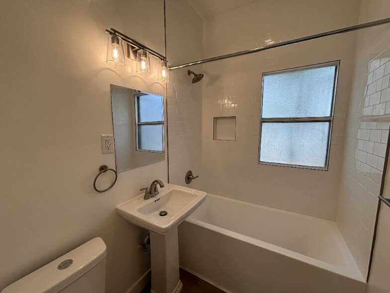 Building Photo - 2317 Ocean Park Blvd