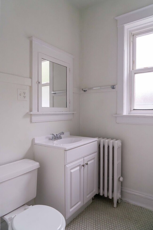 Building Photo - Southport Corridor - 1 Bed / 1 Bath - Heat Included