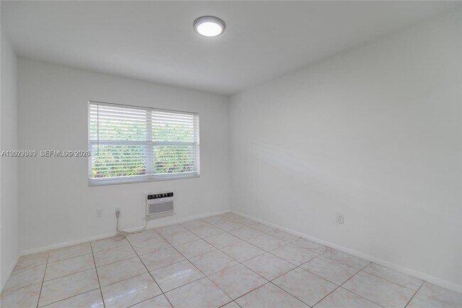 Building Photo - 424 NE 64th St