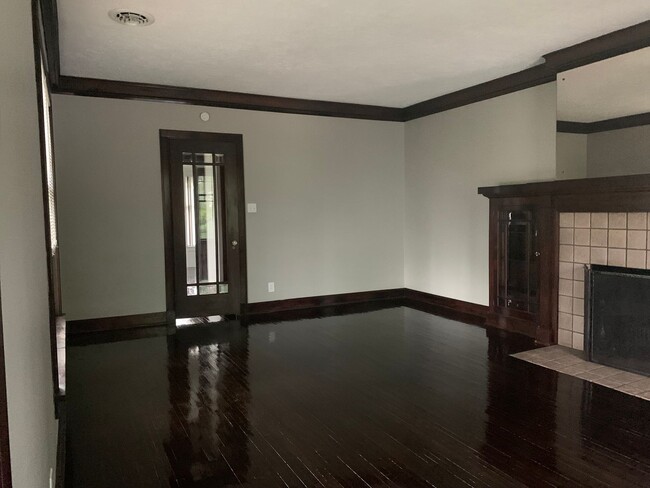 Building Photo - Brick Home W/ Garage