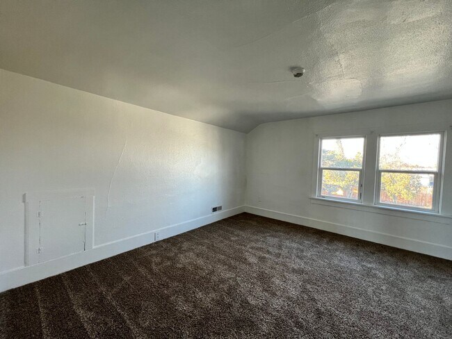 Building Photo - 2907 W 7th Ave