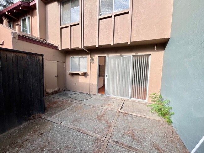 Building Photo - Adorable 3 bed / 1.5 bath Condo
