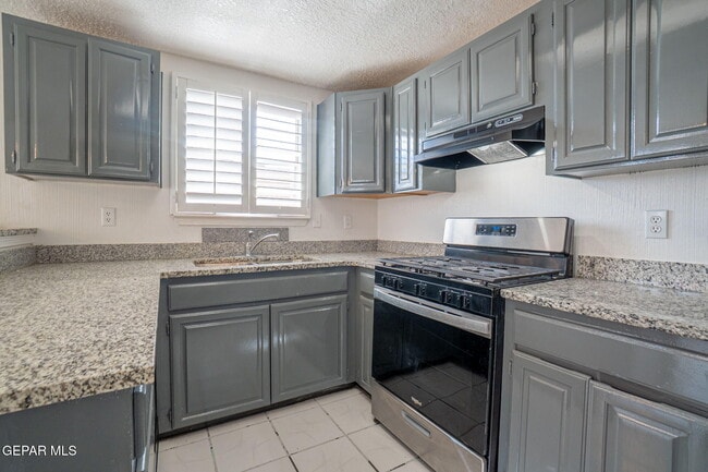 Building Photo - 604 Haverhill Rd