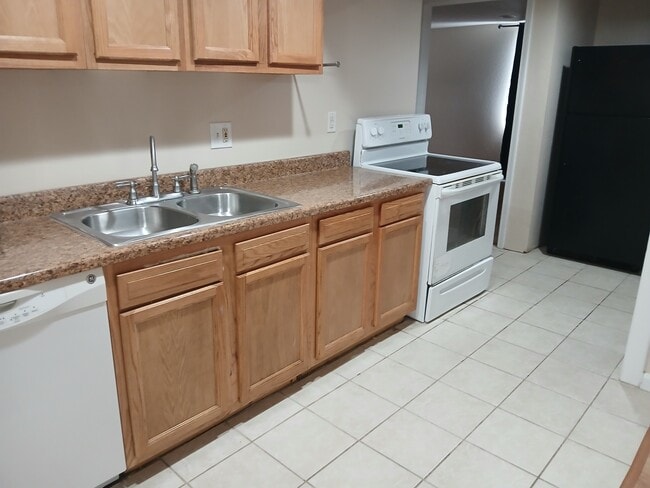 Building Photo - 711 S Poplar St