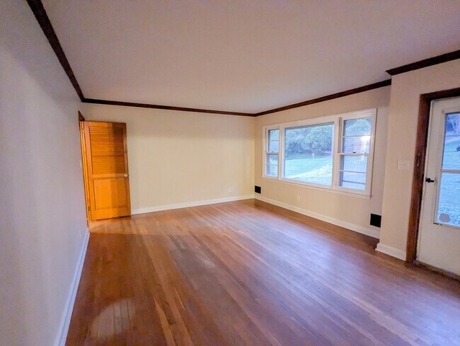 Building Photo - 2019 Bramblewood Dr NE