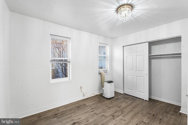 Building Photo - 811 W Schiller St