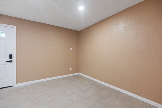 Building Photo - Furnished Option, Modern Comfort & Private Gated Patio!