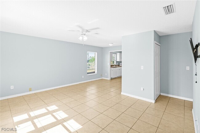 Building Photo - 6014 Deming Ave