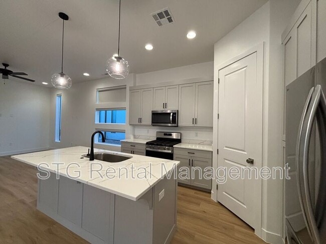 Building Photo - 2916 E Snowberry Dr