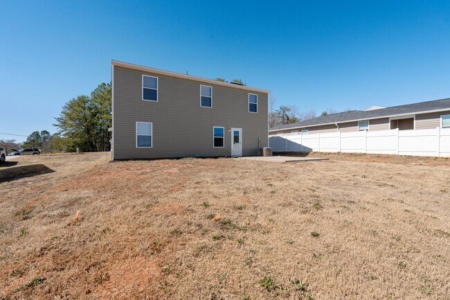 Building Photo - Charming 4 Bedroom- 3 Bath home located in...