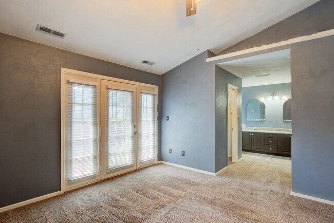 Building Photo - 4 Bedroom, 3 Bath, End Unit Townhome in Ce...
