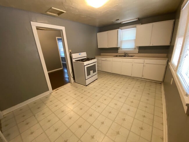 Building Photo - Updated 3 bed/1 bath, 1200 sqft home!