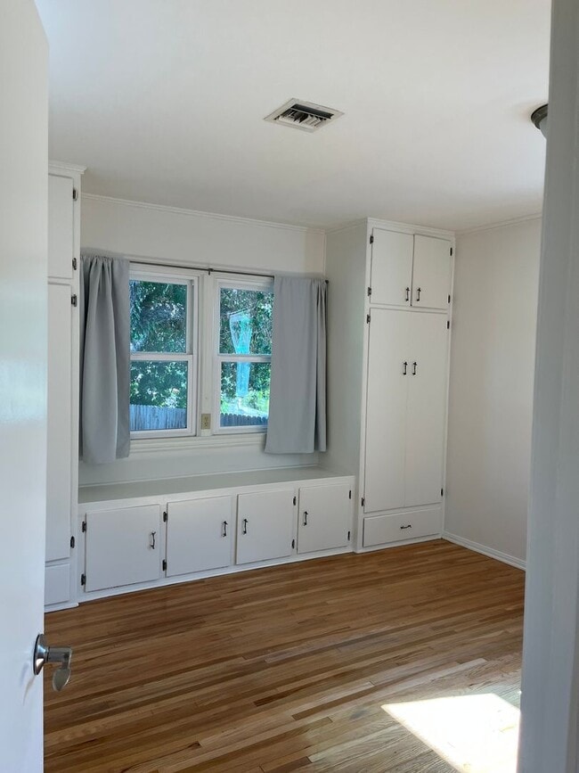 Building Photo - Lovely Single Story Home