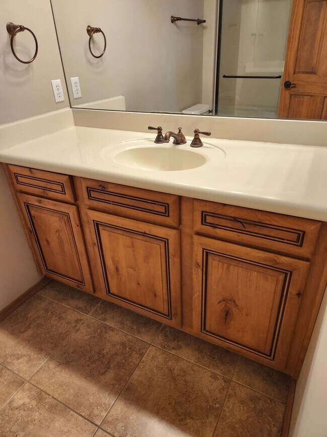 Building Photo - Bison Cove 2 Bed / 2 Bath - upstairs corner unit