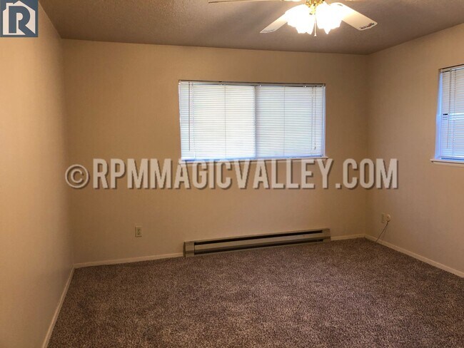 Building Photo - 747 Meadows Dr