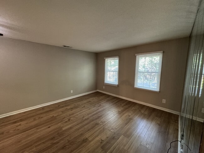 Building Photo - 2080 Woodlawn Dr SW
