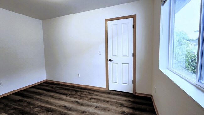 Building Photo - Comfort Meets Convenience in This South Hi...