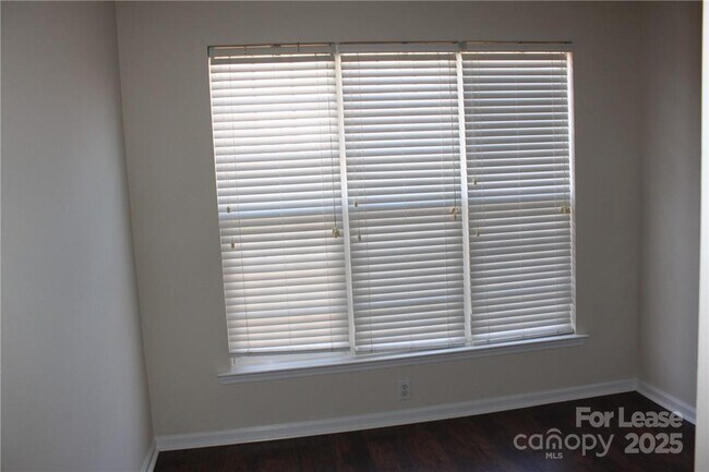 Building Photo - 2715 Old Ironside Dr