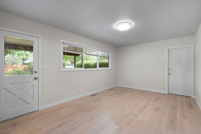 Building Photo - 4 Bedroom completely remodeled home in Fort Collins