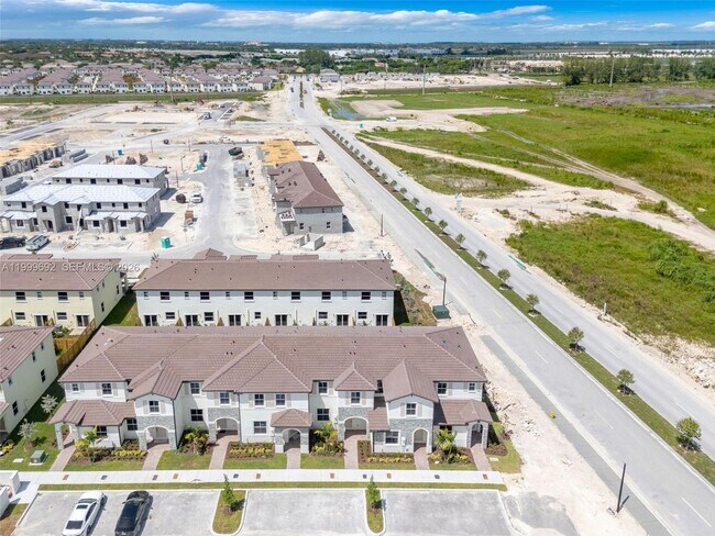 Building Photo - 2661 SE 28th St