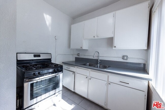 Building Photo - 661 Shatto Pl