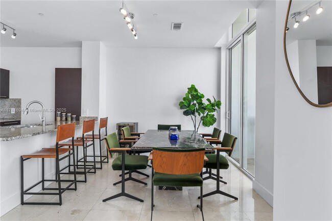 Building Photo - 950 Brickell Bay Dr