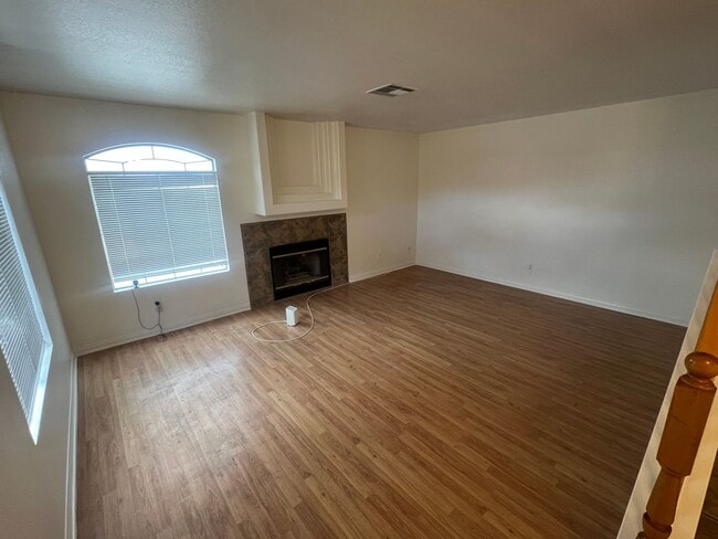 Building Photo - 3 bedrom 2.5 bath Gated Community Townhome with community  Pool, Spa & Private Garage