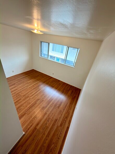 Building Photo - 1034 W Iowa Ave